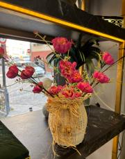 rattan vazo ve 3 adet gelincik pembe